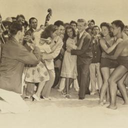 Bathing Beauties: Dancing i...